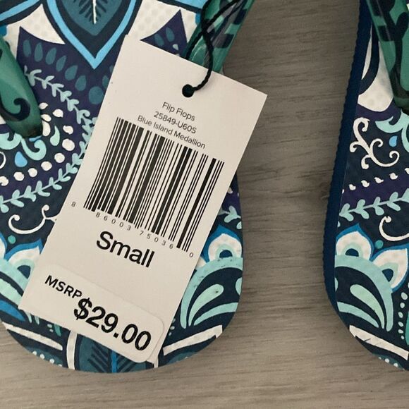 NWT- Vera Bradley- Blue Island Medallion Flip Flops- Size Small ( 5-6) - Picture 3 of 6